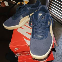 Men pumas worn twice siE 12.5