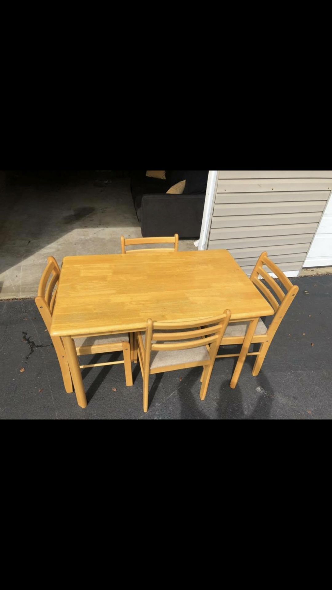 Table with 4 chairs Nice breakfast Table