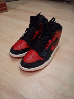 Size 9 jordan 1 mid "banned"