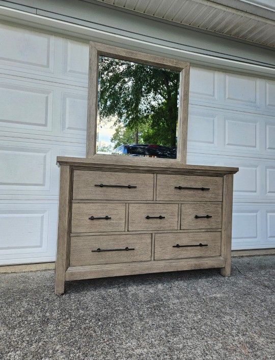 Havertys Grayson Youth Dresser with Mirror Like New 50%+ Off Retail