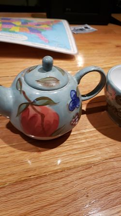 Teapot and tea cup set
