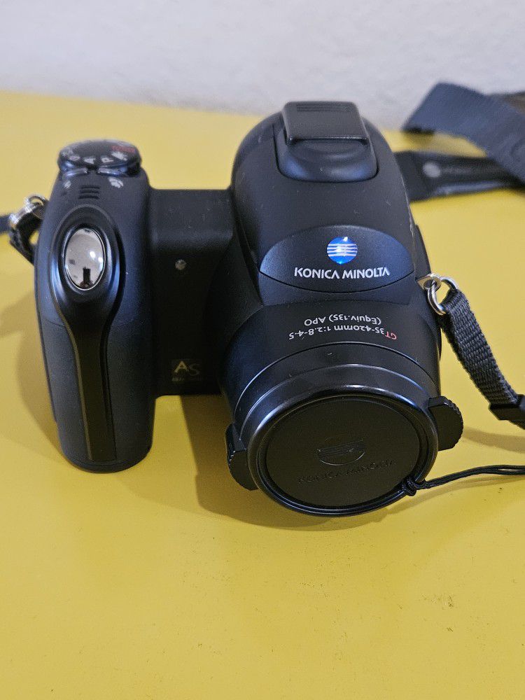 Konica Minolta Dimage Z3 4MP Digital Camera & Case
