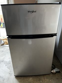 Mini Fridge : Whirlpool 