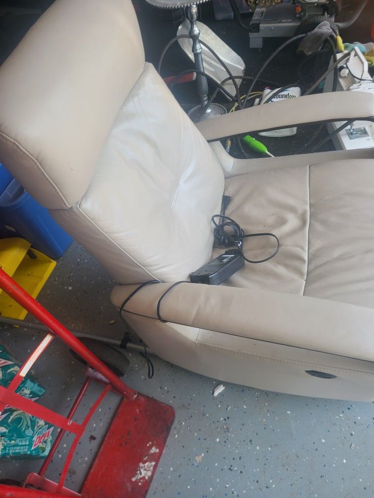 Dania Namsos Electric Recliner