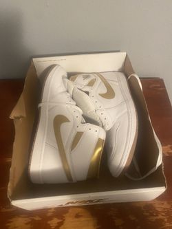 Air Jordan 1 High OG Gold Metallic