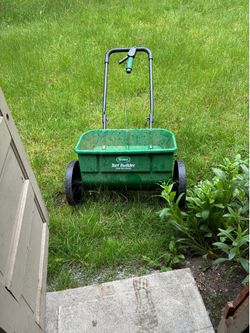 Scott’s Turf Builder drop spreader