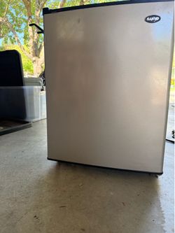 Sanyo dorm refrigerator