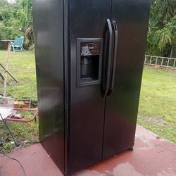 Ice Cold Quiet Clean And Smooth Ice Maker Don't Work Huge GE Side By Side. 225 Or Best Offer