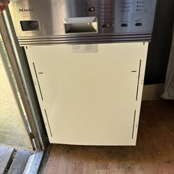 New Miele 18” Dishwasher Stainless Steel Built In G832SC