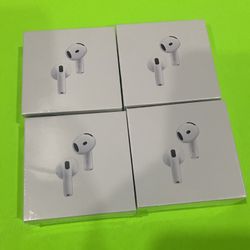 AirPods (4th  generation) with MagSafe Charging Case