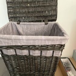 Hamper with fabric lining 