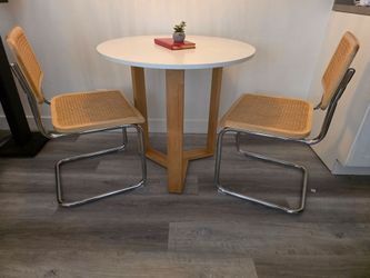 Cute table and chairs. Dining room.