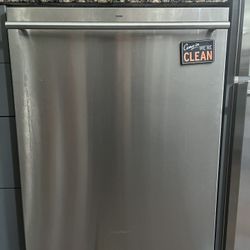 Luxury GE Monogram Dishwasher 
