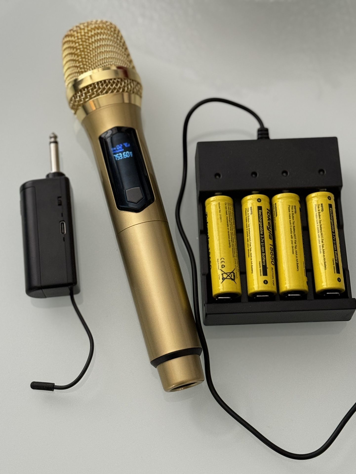 Wireless UHF Microphone w/ 4 Extra Batteries & Charger