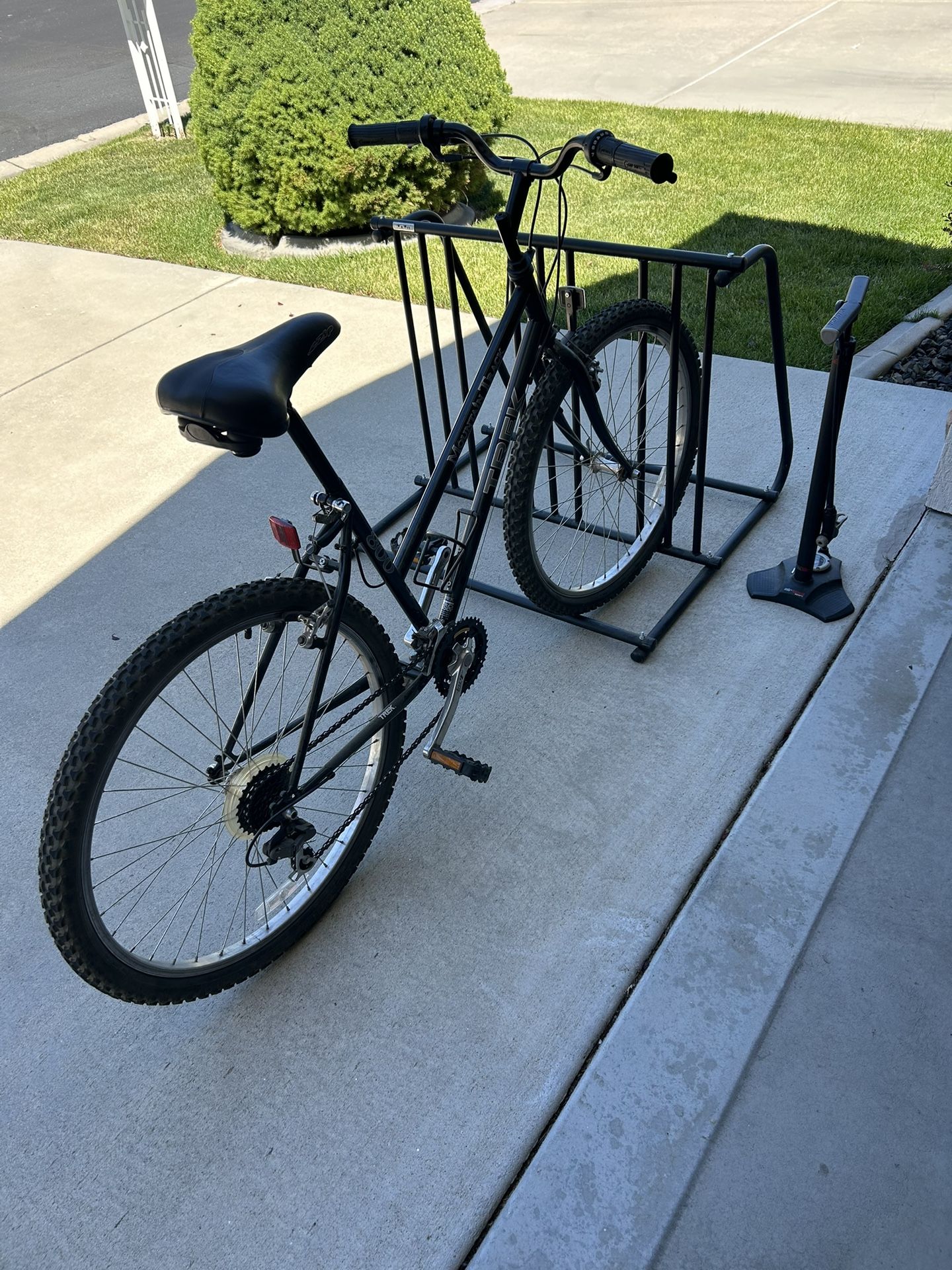 Women’s 17” TREK Mountain Track 800 with bike rack and pump