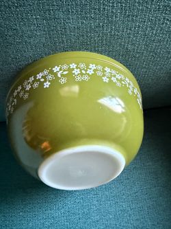 Vintage Pyrex 403 Green Spring Blossom Crazy Daisy 2 1/2 Quart Mixing Bowl   Vintage milk glass mixing bowl in avocado green with the white Spring Blo