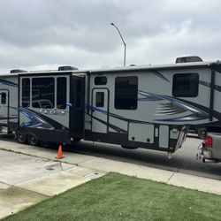 2017 Fifth Wheel Toy Hauler