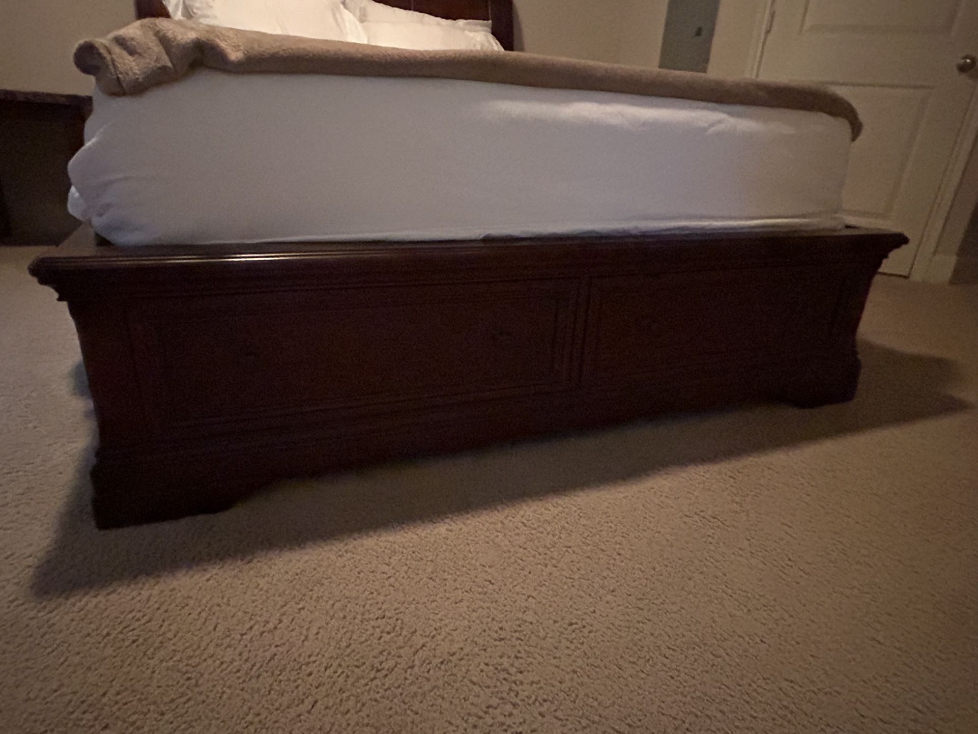 Queen Wood Bed Frame ( Mattress Not Included) No Check Payments Only Zelle Or Cash Please Only