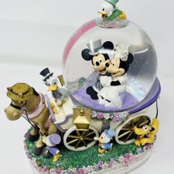 Disney Mickey And Minnie Wedding Horse And Carriage Ride Snow globe 