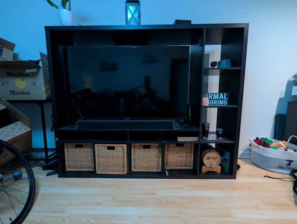 LAPPLAND TV Entertainment Center Stand – Black- with 4 Wicker Baskets Included – Used/Good Condition
