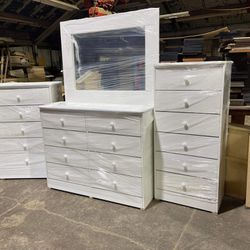 4 Piece Drawers And Mirror Set 