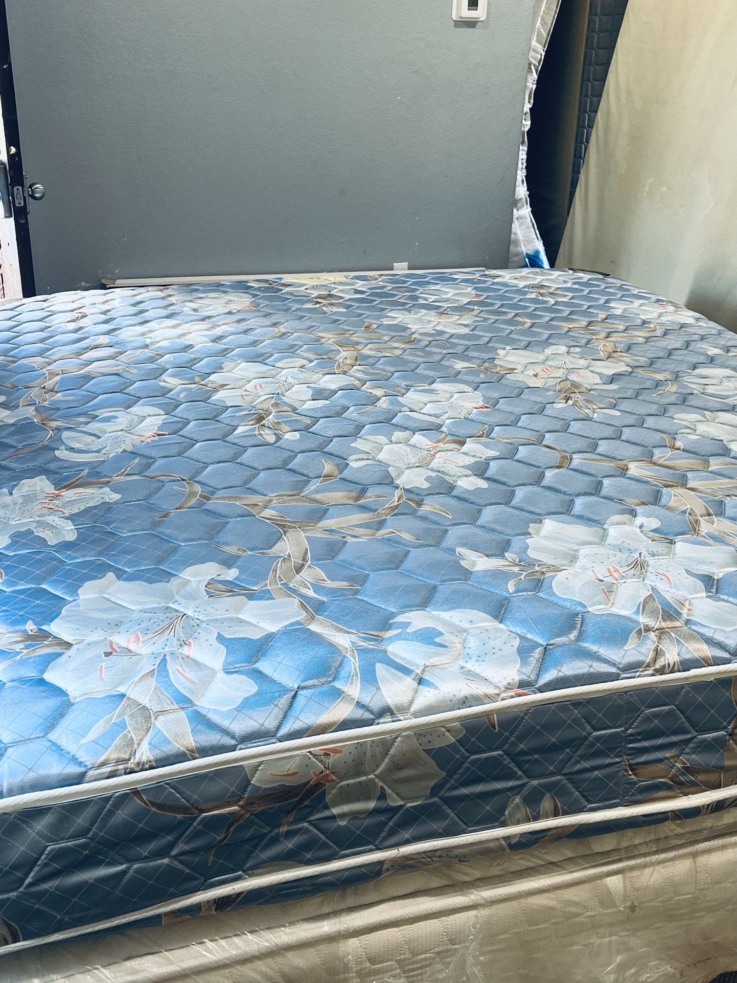 USED KING SIZE DOUBLE SIDE TOP MATTRESS WITH BOX SPRINGS DELIVERY 🚚 AVAILABLE