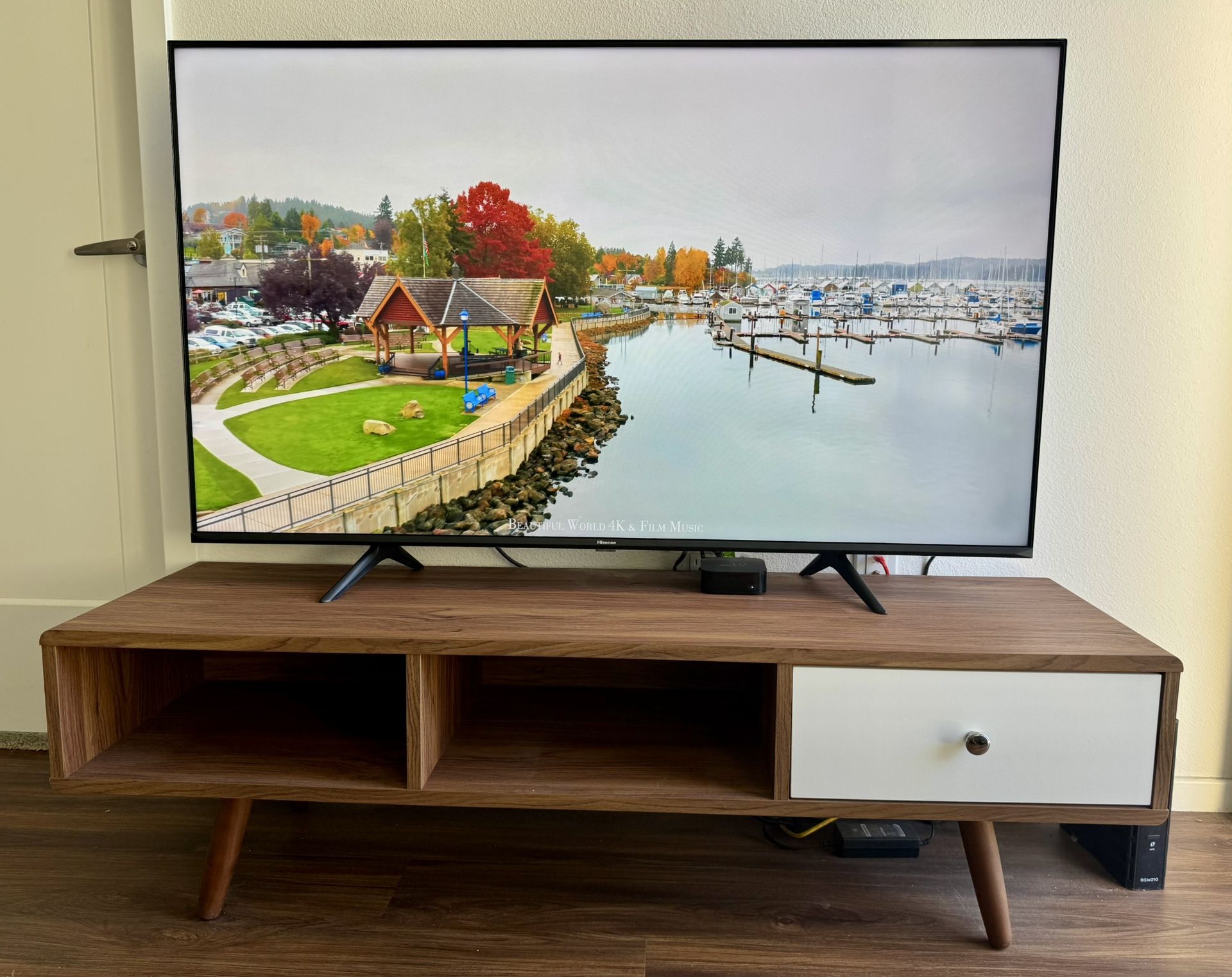 Hisense ULED 4K 55-Inch Smart TV + TV Stand