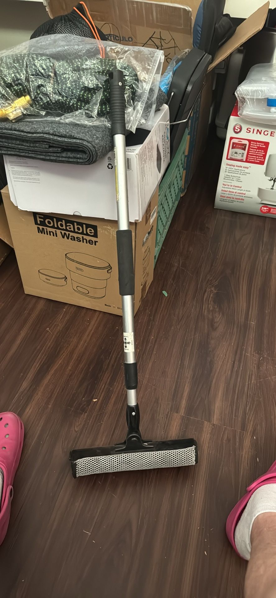 Telescope squeegee for big vehicle