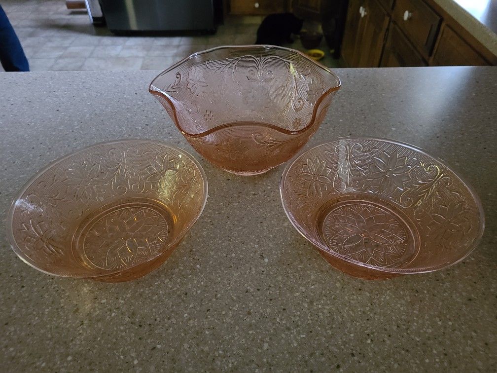 Sandwich glass bowl set