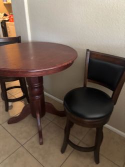 Round Pub Table with 2 Bar Stools