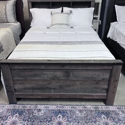 Full size new bed with Storage. Includes excellent memory foam mattress. Hablo Español Y Hago Entrego