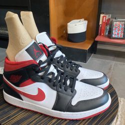 Pristine Air Jordan 1 Mid ‘Black Gym Red’size 13