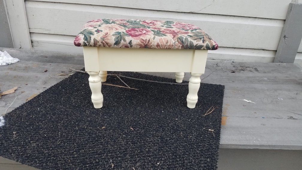 Small stool chair with storage