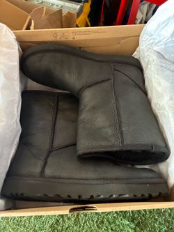 New UGG Classic Short Leathaer Black Size 8