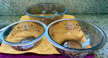 Vintage Pyrex, mixing bowls, set of three Vintage Pyrex mixing bowls, set of 3