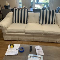 Beautiful Thomasville quality couch. No tear and very clean plus durable material. Off white with 3 cushions plus 2 large black and white extra cushio