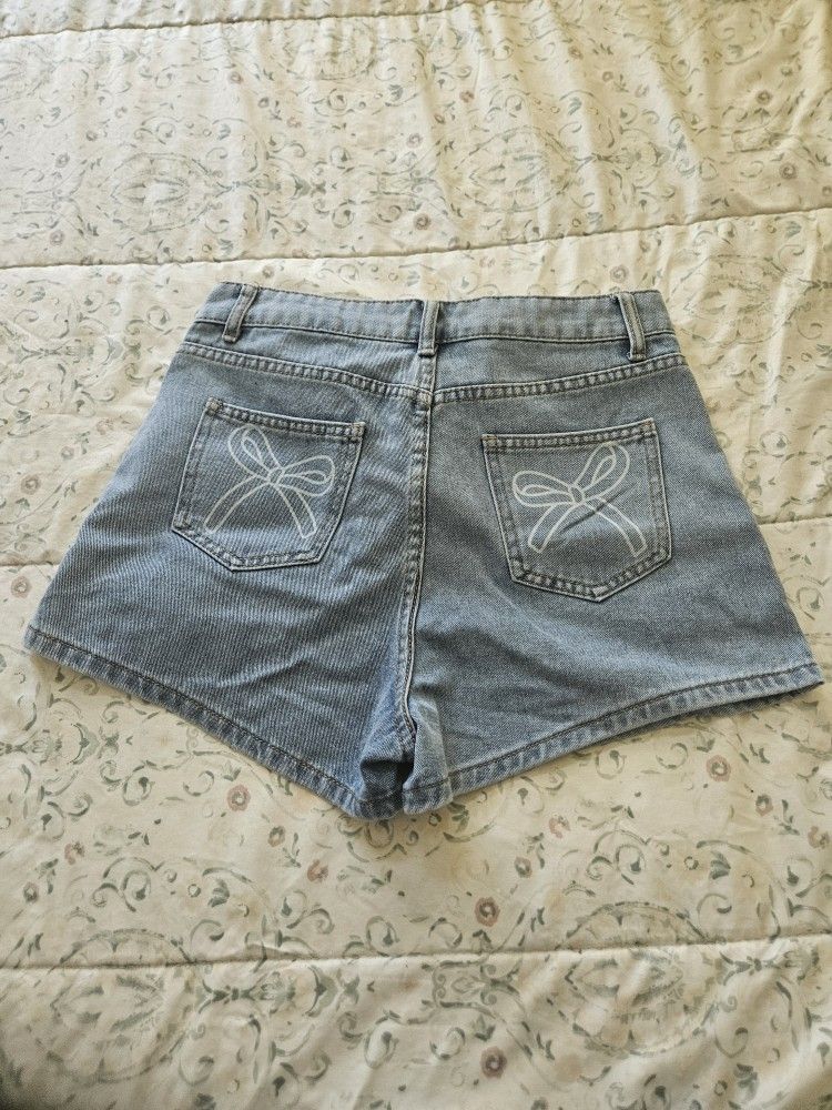 Light Washed Shorts With Bows