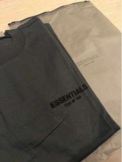 MEDIUM ESSENTIALS T SHIRT