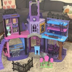 Monster High Haunted High School Playset