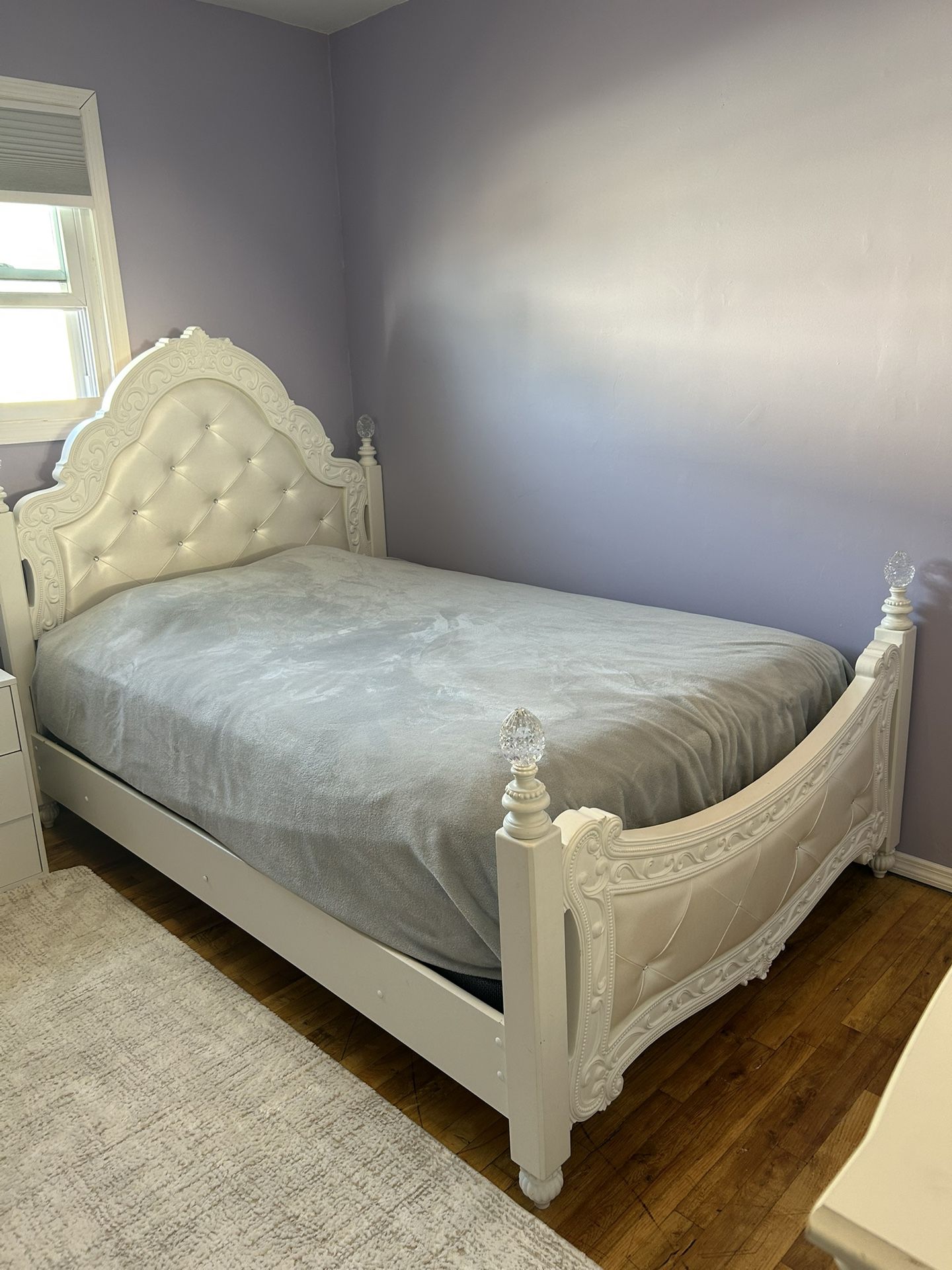 Beautiful White Full Sizes Bedroom Set