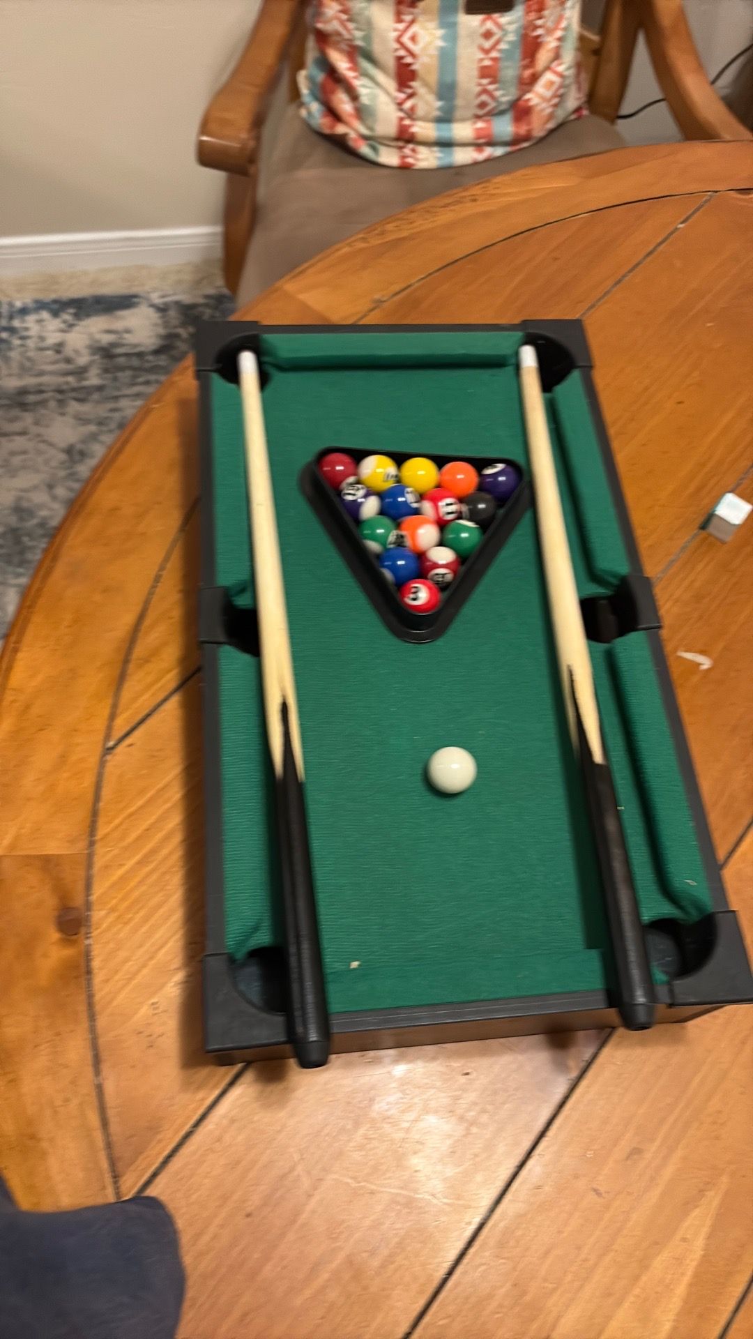 Mini pool table