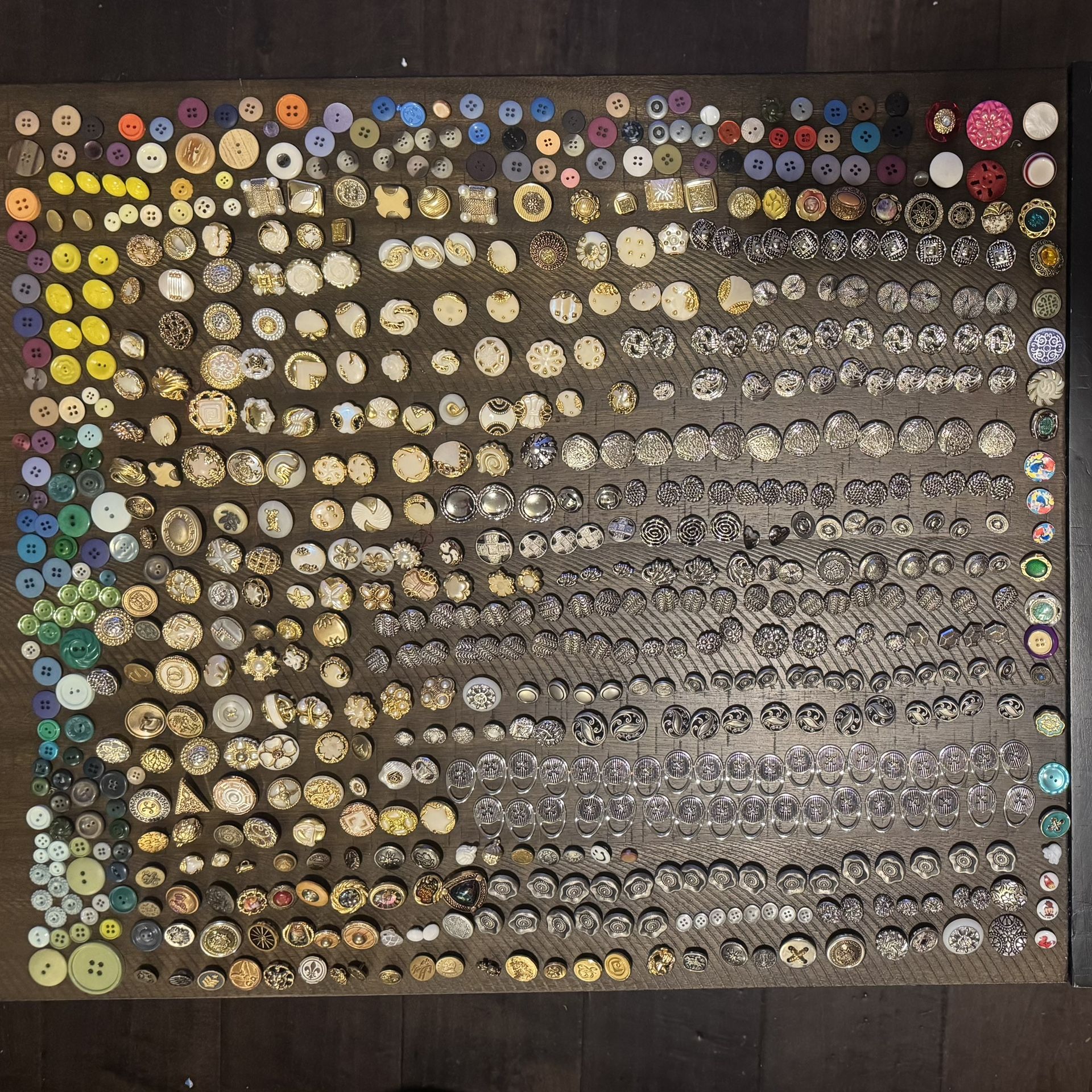 Vintage & Antique Buttons Lot Of Over 690 Pieces, Golden & Silver Tones & More