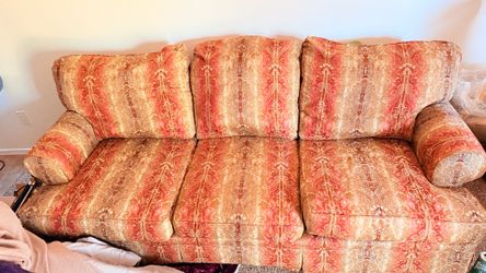 Broyhill Sofa & Loveseat Set – Paisley Traditional