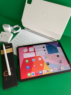 Apple IPad Air 5th Generation (10.9” Liquid Retina/ M1 chip / 2022 Model) 64GB with pen, keyboard case & Accessories (256gb $479)