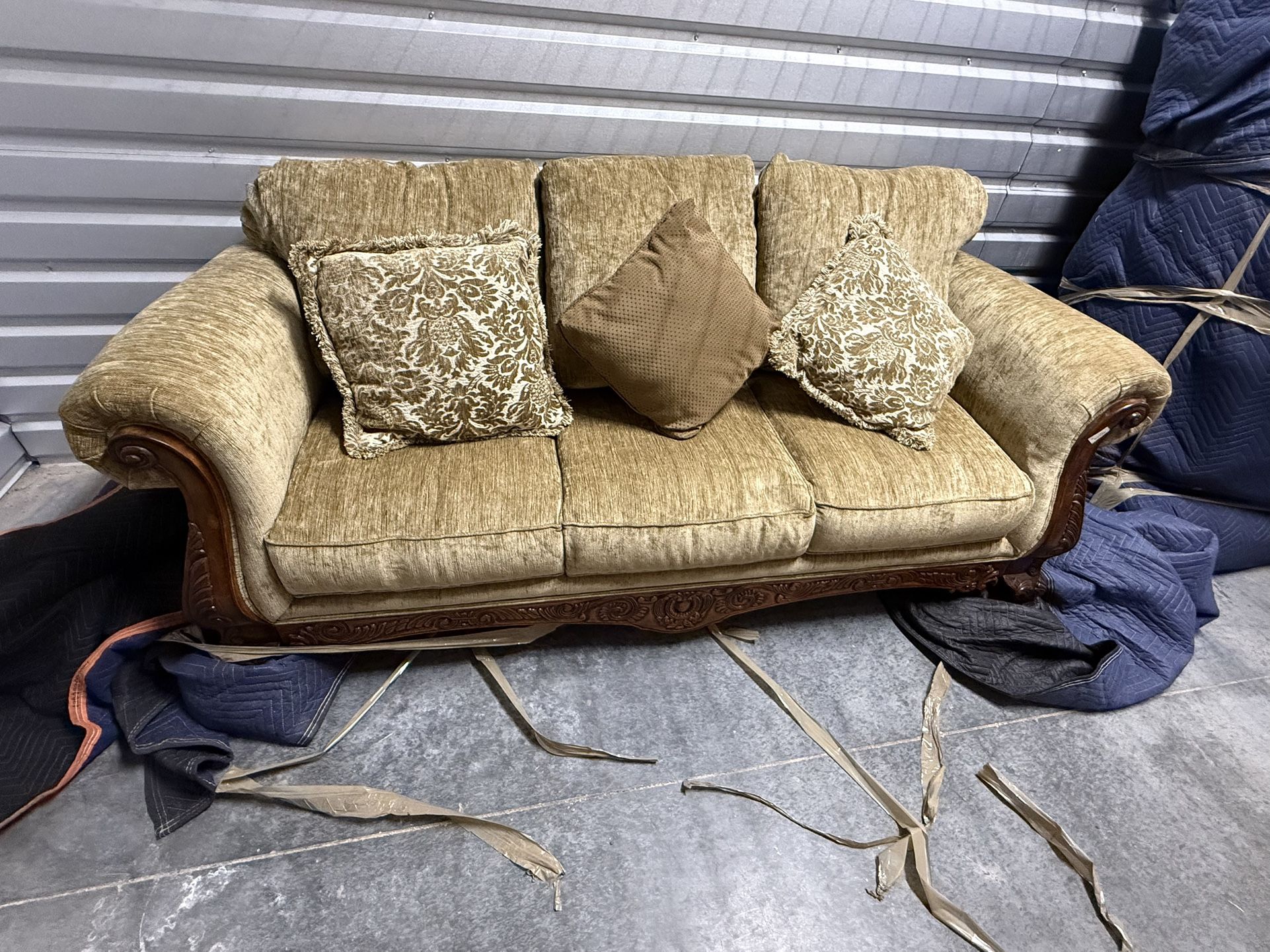 LIKE NEW 8-Piece Couch Loveseat 6x Pillows Set