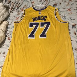LUKA DONCIC LAKERS JERSEY XL