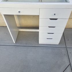 Vanity white desk in good condition all drawers work