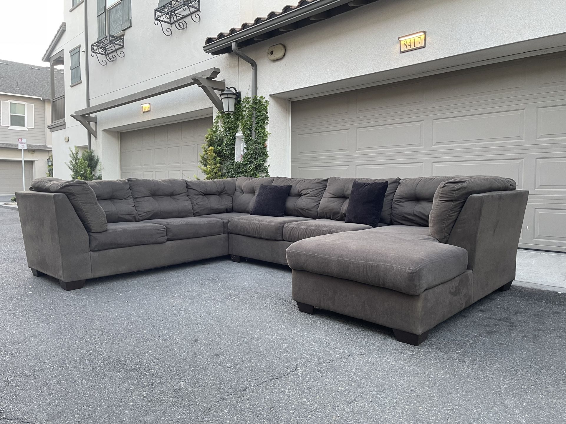 Huge Dark Grey Sectional Couch Sofa From Ashely Furniture In Excellent Condition - FREE DELIVERY. 🚛