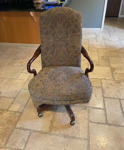 Solid Wood Swivel Office Chair – Upholstered Rolling Desk Chair