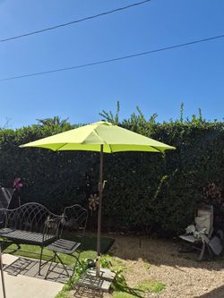 7.5” ft market umbrella patio color: green base not included
